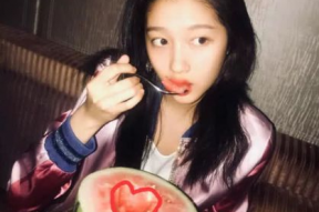 娱乐圈吃瓜关晓彤,关晓彤瓜田乱舞，揭秘明星背后的故事