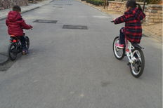 娱乐吃瓜酱骑车摔倒,健康安全不容忽视